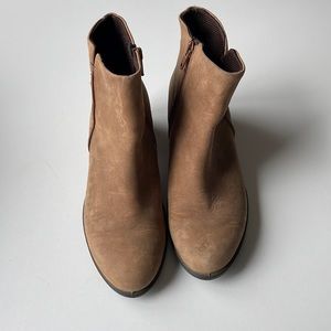 Ecco ankle booties in tan/taupe color. Only worn twice - excellent condition